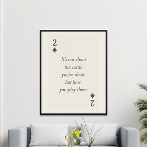 Arte mural con cita inspiradora de naipes, decoración con impresión motivacional, póster monocromático del Dos de Picas, obra de arte con mensaje inspirador