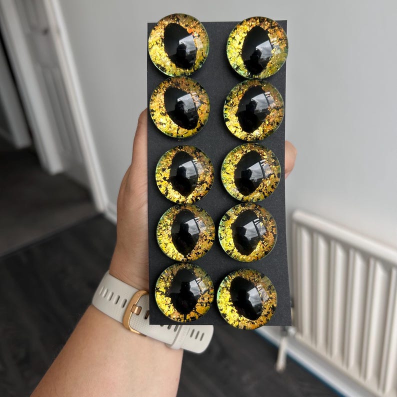 golden colour shift black pupil safety eyes 12-50mm customise pupils kawaii round dragon cat or octopus shape enhance your crochet amigurumi project all eyes are CE tested and gift wrapped perfect for all crafts to make plushies and soft toy stuffed animals