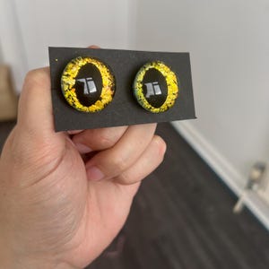golden colour shift black pupil safety eyes 12-50mm customise pupils kawaii round dragon cat or octopus shape enhance your crochet amigurumi project all eyes are CE tested and gift wrapped perfect for all crafts to make plushies and soft toy stuffed animals