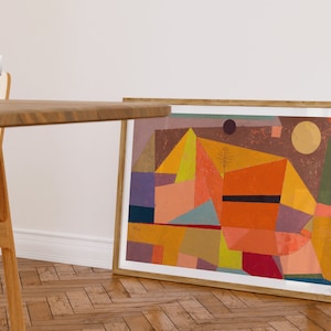 Könnte beinhalten: Abstrakter geometrischer Kunstdruck in einem Holzrahmen. Der Druck zeigt eine farbenfrohe Komposition geometrischer Formen in Orange-, Gelb-, Rosa-, Lila-, Blau- und Brauntönen.