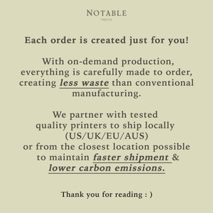 Pode incluir: Texto sobre um fundo verde claro que diz "NOTABLE PRINTS" e "Cada pedido &eacute; criado apenas para voc&ecirc;!"  O texto continua com "Com a produ&ccedil;&atilde;o sob demanda, tudo &eacute; feito cuidadosamente por encomenda, criando menos desperd&iacute;cio do que a fabrica&ccedil;&atilde;o convencional."  O texto continua com "Fazemos parceria com impressoras de qualidade testadas para enviar localmente (EUA/Reino Unido/UE/AUS) ou do local mais pr&oacute;ximo poss&iacute;vel para manter um envio mais r&aacute;pido e emiss&otilde;es de carbono mais baixas."  O texto termina com "Obrigado por ler :)"