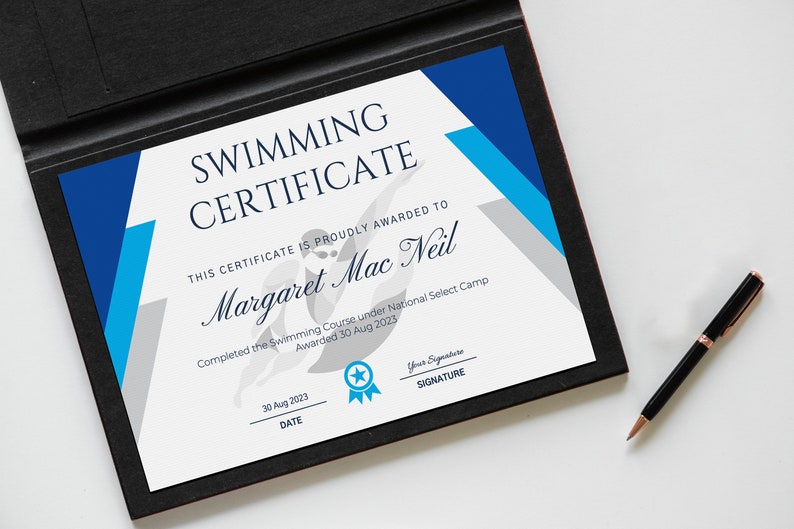 Op de afbeelding: Een blauw en wit zwemdiploma met een zwemmerafbeelding. Het certificaat wordt uitgereikt aan Margaret Mac Neil voor het voltooien van een zwemcursus onder National Select Camp op 30 augustus 2023.