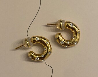 Boucles d'oreilles minimalistes, Puces d'oreilles irrégulières en cristal plaqué or, Boucles d'oreilles en plaqué or 18 carats, Puces d'oreilles, Boucles d'oreilles irrégulières