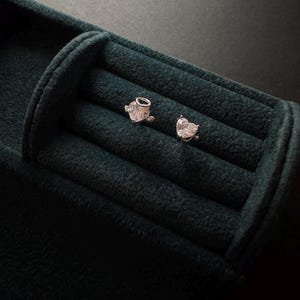 Orecchini a bottone in argento sterling con cuore di angelo e demone