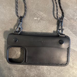 Handgefertigte iPhone Hülle mit Gurt - Magnetverschluss & Kartenhalter