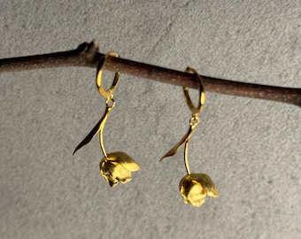 Pendientes de tulipán de plata bañados en oro, joyería floral hecha a mano.