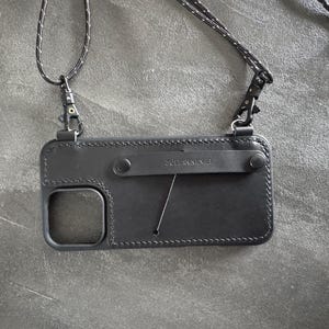 Étui pour iPhone en cuir fait main avec cordon – noir | Design minimaliste | Étui pour portable croisé en cuir | Parfait pour un usage quotidien
