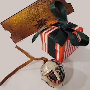 Polar Express verzamelset: het treinkaartje en de sleebel van de Kerstman uit de film The Polar Express.