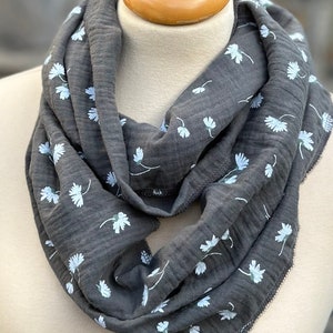 Loop scarf made of double-faced muslin in olive/gray with white flowers