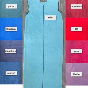 Könnte beinhalten: Ein ärmelloser, hellblauer Schlafsack mit durchgehendem Reißverschluss auf der Vorderseite. Das Bild zeigt auch Stoffmuster in verschiedenen Farben, darunter Petrol, Königsblau, Jeansblau, Marine, Bordeaux, Rot, Pink und Flieder.