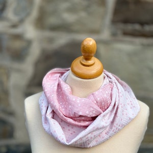 Abbildung des Loop-Schals (rosa mit Punkten) auf einer Büste