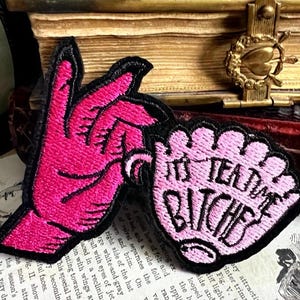 Teatime Bitches strijkpatch | Heksenachtige theeliefhebber geborduurde patch | Roze gotische statement patch | Witchcore alternatieve mode