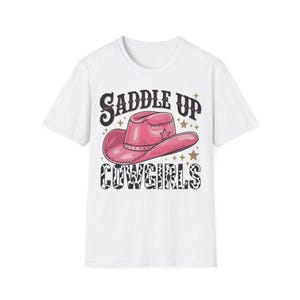 Unisex T-shirt met cowgirl-thema | Saddle Up T-shirt voor dames | Western-stijl shirt, cadeau voor cowgirls, ranchkleding, countrymode