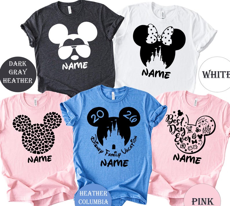 Puede incluir: Cinco camisetas en varios colores: gris oscuro, blanco, azul claro y rosa. Cada camiseta presenta un dise&ntilde;o de silueta de Mickey Mouse con la palabra "NAME" impresa debajo. Los dise&ntilde;os incluyen gafas de sol, un lazo, corazones y un castillo.