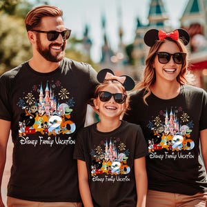Peut inclure: Trois personnes portant des t-shirts noirs assortis avec un ch&acirc;teau Disney color&eacute; et un design de personnages. Les chemises comportent &eacute;galement le texte "2020 Disney Family Vacation". La famille sourit et porte des lunettes de soleil.