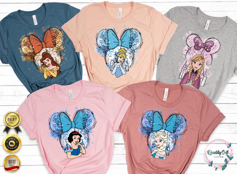 Puede incluir: Una colecci&oacute;n de cinco camisetas con dise&ntilde;os de princesas de Disney. Cada camiseta muestra una princesa dentro de una silueta de oreja de Mickey Mouse, con un gran lazo. Las camisetas son de varios colores, incluyendo azul, rosa y gris.