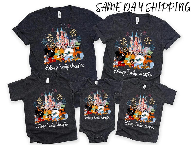 Peut inclure: T-shirts gris fonc&eacute; et un body avec un ch&acirc;teau Disney color&eacute;, des feux d'artifice et des personnages. Le texte "2020 Disney Family Vacation" est imprim&eacute; en dessous. Disponibles en plusieurs tailles, pour les vacances en famille.