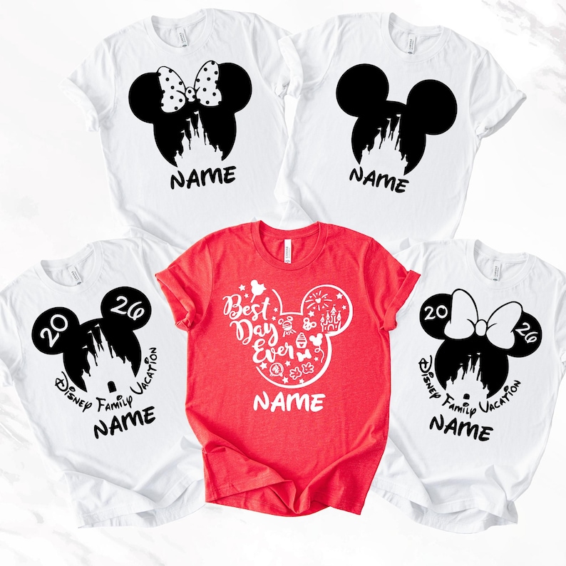 Puede incluir: Seis camisetas con dise&ntilde;os de Disney. Cinco son blancas, con siluetas negras de Mickey Mouse con gr&aacute;ficos de castillo y la palabra "NAME". La camiseta roja dice "Best Day Ever" en un contorno de Mickey Mouse.
