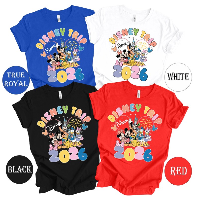 K&ouml;nnte beinhalten: Vier kurz&auml;rmelige T-Shirts in K&ouml;nigsblau, Wei&szlig;, Schwarz und Rot. Jedes Shirt zeigt ein farbenfrohes "Disney Trip"-Design mit Zeichentrickfiguren, dem Jahr "2026" und anpassbarem Text. Die Shirts sind mit ihren jeweiligen Farben gekennzeichnet.