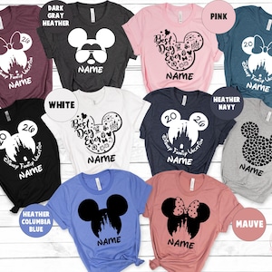 Puede incluir: Camisetas de varios colores con dise&ntilde;os de Mickey Mouse. Los dise&ntilde;os incluyen un lazo, un castillo y texto como "Best Day Ever" y "Disney Family Vacation". Cada camiseta tiene espacio para un nombre. Colores: negro, blanco, rosa y azul.