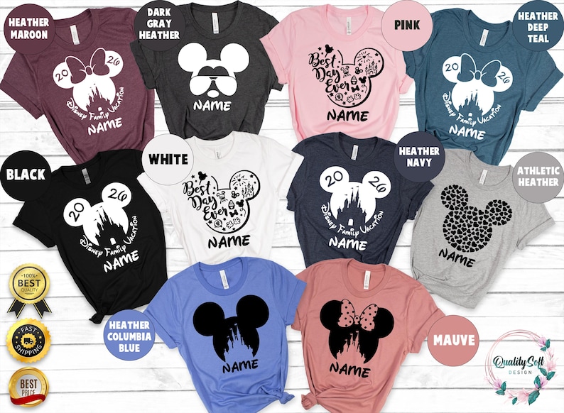 Puede incluir: Camisetas de varios colores con dise&ntilde;os de Mickey Mouse. Los dise&ntilde;os incluyen un lazo, un castillo y texto como "Best Day Ever" y "Disney Family Vacation". Cada camiseta tiene espacio para un nombre. Colores: negro, blanco, rosa y azul.