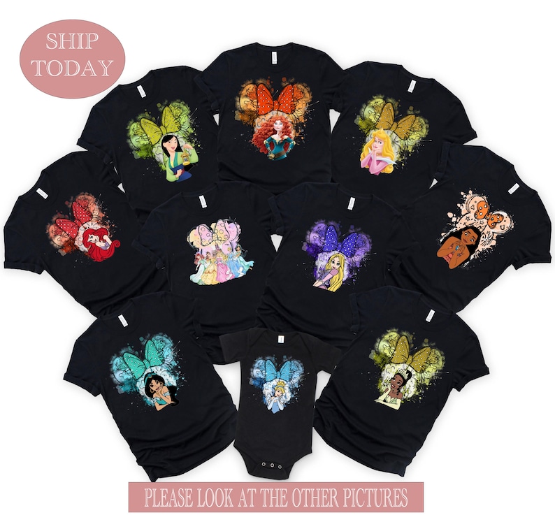 Puede incluir: Una colecci&oacute;n de camisetas negras y un body con dise&ntilde;os de princesas Disney. Cada camiseta presenta un gr&aacute;fico de princesa &uacute;nico dentro de un dise&ntilde;o en forma de orejas de Mickey Mouse. El texto "SHIP TODAY" y "PLEASE LOOK AT THE OTHER PICTURES" son visibles.