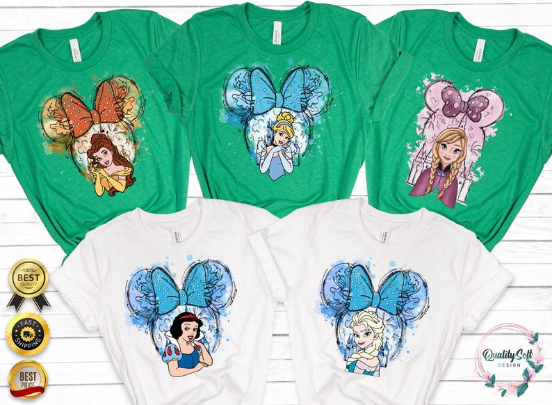 Puede incluir: Camisetas verdes y blancas con dise&ntilde;os de princesas de Disney. Cada camiseta muestra una princesa dentro de una silueta de oreja de Mickey Mouse con un lazo. Las princesas incluyen a Bella, Cenicienta, Anna, Blancanieves y Elsa.