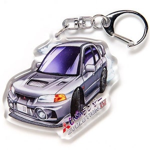 Op de afbeelding: Een sleutelhanger van helder acryl met een cartoonillustratie van een zilveren Mitsubishi Lancer Evolution IV. De sleutelhanger heeft een zilveren metalen ring.