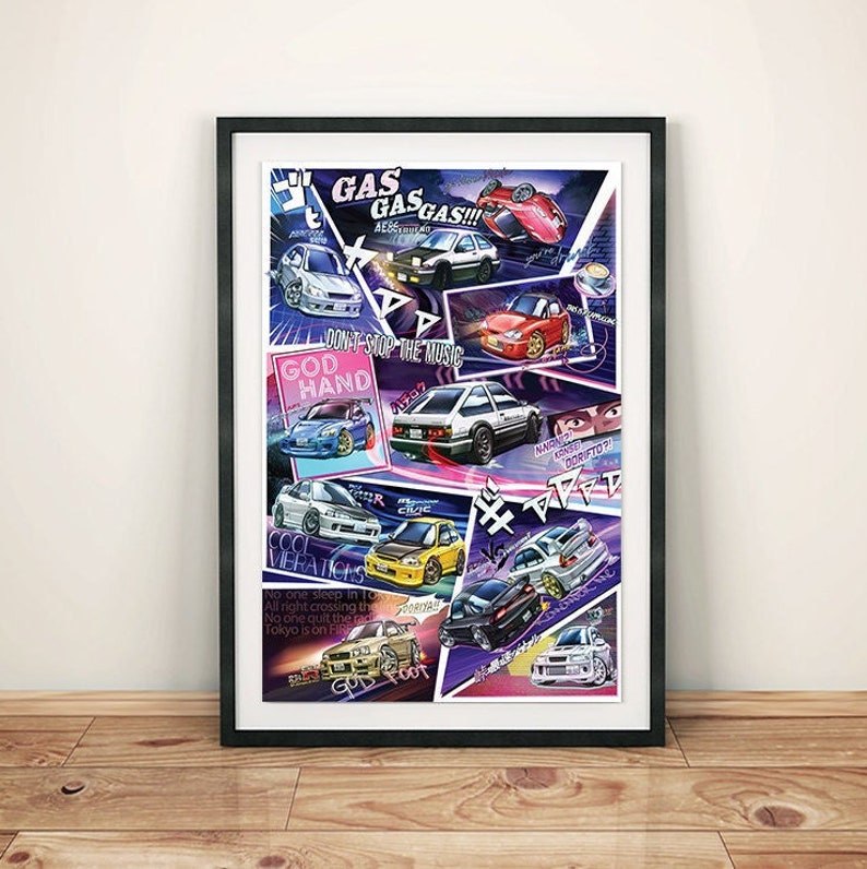 Może przedstawiać: Kolorowa ilustracja r&oacute;żnych samochod&oacute;w, w tym białego Hondy Civica, ż&oacute;łtego Hondy Civica, czerwonego Toyoty AE86 i niebieskiego Nissana Skyline. Ilustracja jest umieszczona na tle miasta w stylu komiksowym z napisami "GAS GAS GAS!!!" i "DON'T STOP THE MUSIC" dużymi, pogrubionymi literami.