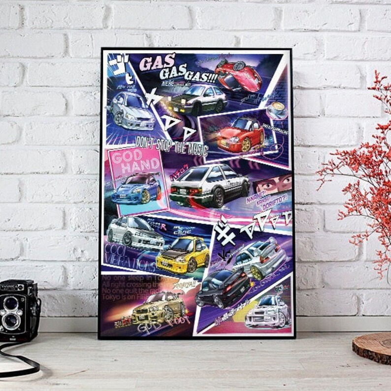Może przedstawiać: Kolorowy plakat przedstawiający kolaż japońskich samochod&oacute;w, w tym czerwony Honda Civic, niebieski Toyota AE86 i biały Nissan Skyline GT-R. Plakat ma styl komiksowy z dymkami i tekstem, kt&oacute;ry brzmi "GAS GASGAS!!!" i "DON'T STOP THE MUSIC".