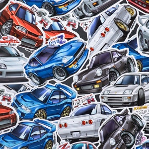 Könnte beinhalten: Eine Sammlung bunter Autoaufkleber mit verschiedenen japanischen Sportwagen, darunter ein blauer Nissan Skyline GT-R, ein roter Toyota Supra und ein grauer Porsche 911. Die Aufkleber sind mit detaillierten Illustrationen und Texten bedruckt, wie z. B. "S30 Devil Z" und "R32 GTR".