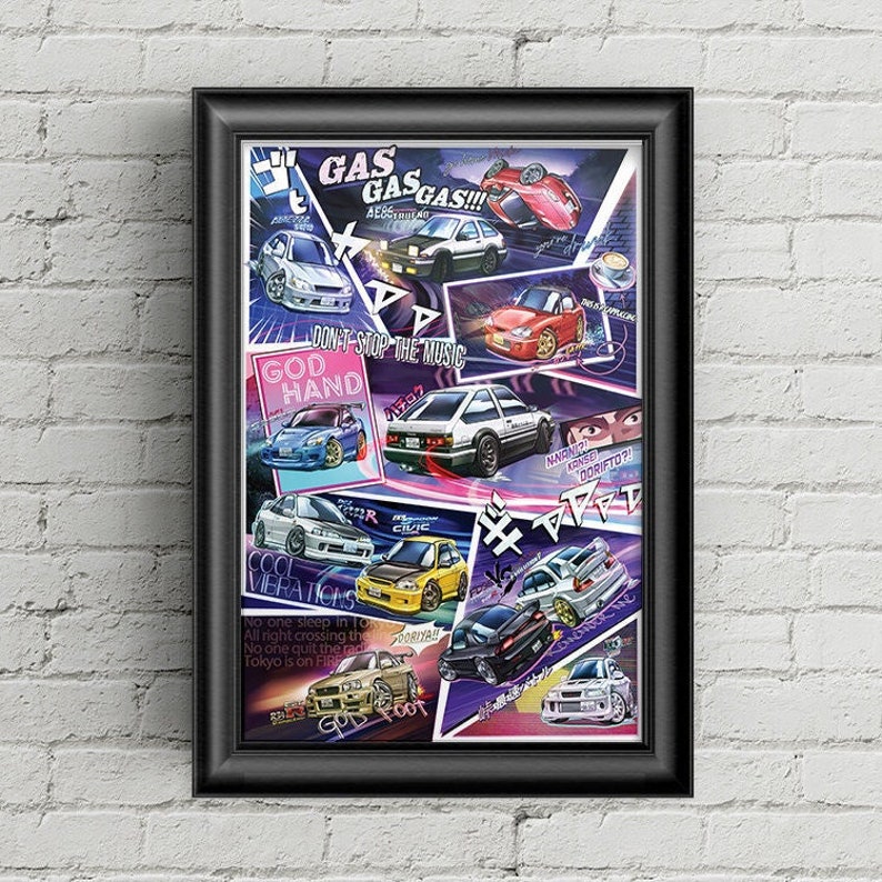 Może przedstawiać: Kolorowy plakat z kolażem kresk&oacute;wkowych ilustracji japońskich samochod&oacute;w, w tym czerwonego Hondy Civica, białego Toyoty AE86 i niebieskiego Nissana Skyline. Plakat ma żywe kolory fioletowy, niebieski i r&oacute;żowy i zawiera tekst "GAS GASCAS!!!" i "DON'T STOP THE MUSIC".