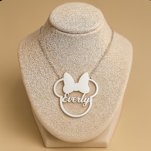 Collar personalizado con nombre de Minnie Mouse en oro de 18 quilates: joyería Disney personalizada para mujeres y niñas. imagen 1