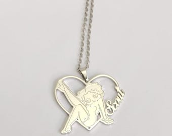Collar con colgante de corazón de Betty Boop, un icono de la marca.