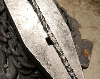 La Aguja del Tejedor de Hierro – Varita ritual de acero forjado con alto contenido de carbono