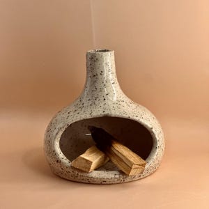 Handgemaakte Palo Santo-houder van gespikkeld aardewerk | Wierookbrander