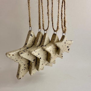 Handgemaakte kerstornament van gespikkelde klei, set of individueel • Minimalistisch huisdecor Wabi Sabi
