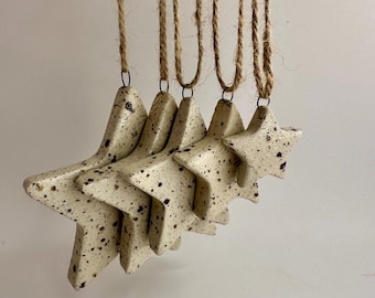 Handgemaakte kerstornament van gespikkelde klei, set of individueel • Minimalistisch huisdecor Wabi Sabi
