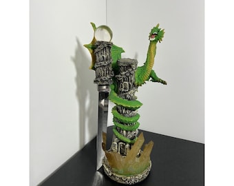 Statue de dragon vert autour d'une tour avec lame, figurine de collection Fantasy 16,5 pouces