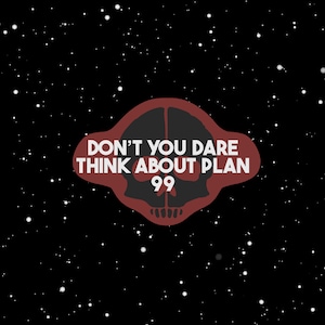 Puede incluir: Una pegatina con la silueta de una calavera gris oscuro centrada sobre un fondo granate. El texto DON'T YOU DARE THINK ABOUT PLAN 99 está impreso en letras mayúsculas blancas sobre la calavera. El diseño está sobre un cielo estrellado negro.