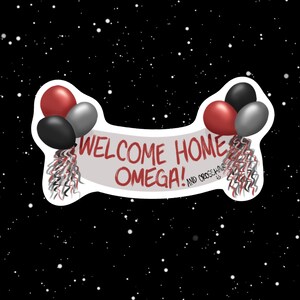 Puede incluir: Una pegatina que muestra una pancarta gris claro con el texto rojo "WELCOME HOME OMEGA! AND CROSSHAIR" y una pequeña cara sonriente. La pancarta está flanqueada por racimos de globos rojos, negros y grises con cintas rizadas a juego.