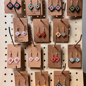 Pendientes de microcrochet coloridos