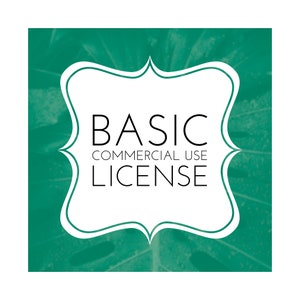 Könnte beinhalten: Ein weißes Etikett mit einem dekorativen Rand auf grünem Hintergrund. Das Etikett lautet "BASIC COMMERCIAL USE LICENSE".