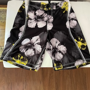 Men&#39;s Size 34 Speedo Floral Polyester Shorts with One Side Zipper Pocket