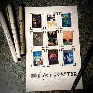 Könnte beinhalten: Ein weißes Blatt Papier mit einem Raster aus neun Quadraten. Jedes Quadrat enthält ein Buchcover mit dem Titel des Buches. Der Text "25 vor 2025 TBR" steht am unteren Rand der Seite.