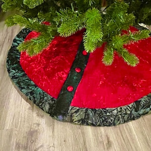 Lovely handmade vintage crushed velvet Christmas tree skirt - red, green, quilted, holiday, elegant, sewn, homemade, 44&quot; diameter