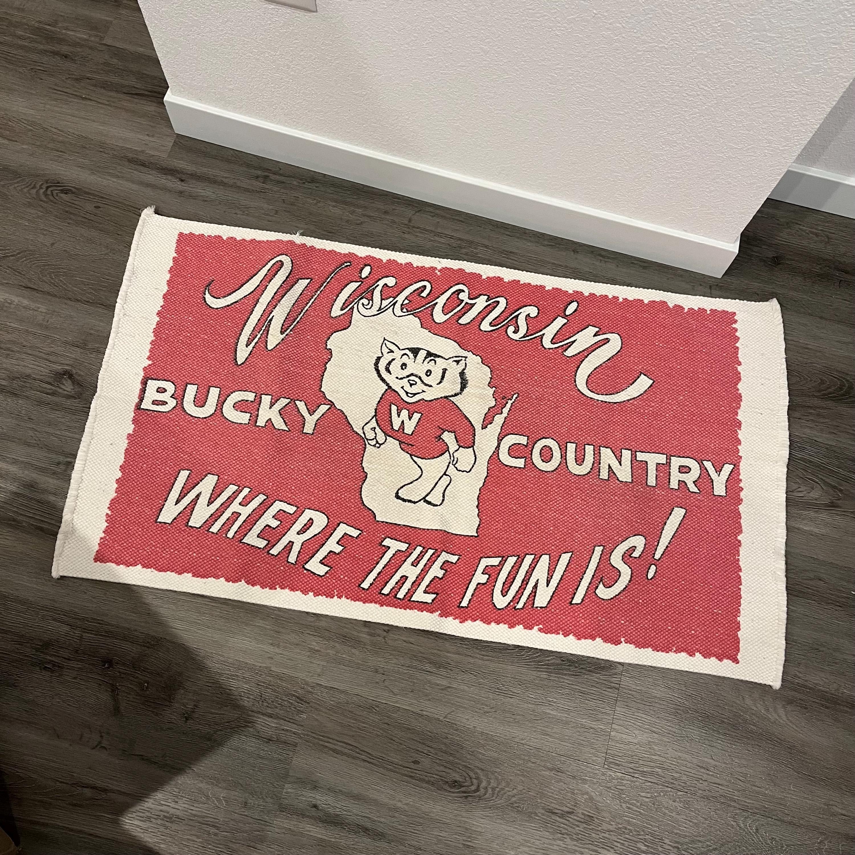 ウイスコンシン大学 バジャーズ バッキー ラグ Vintage Bucky Badger Rug - Mat, Floor, Uw-madison, University of