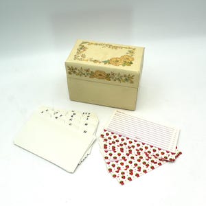 Cute 1980s recipe box and cards - vintage, 3x5, beige, flowers, lid, floral, country, cottage chic, rustic, farmhouse, holder, kitchen decor