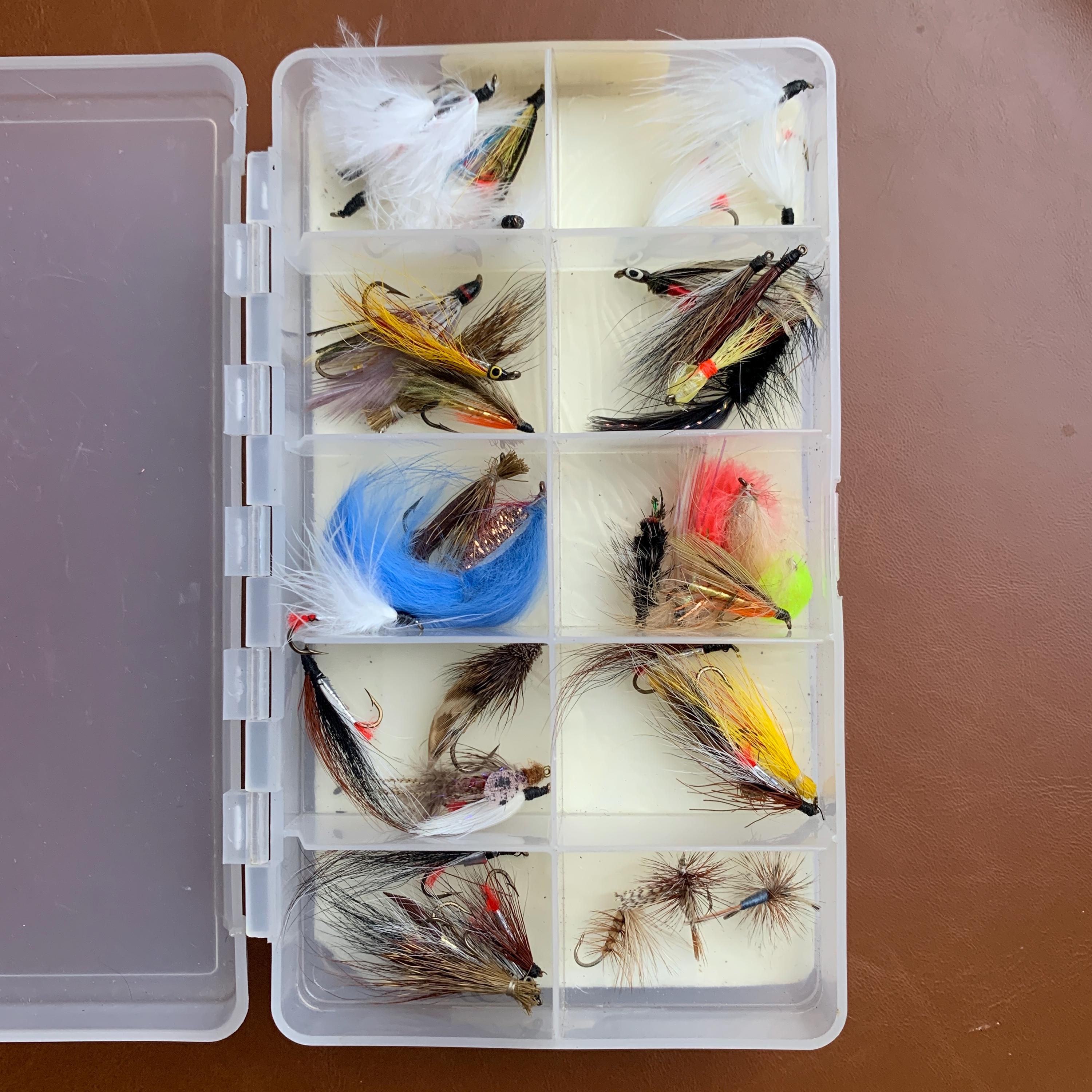 Boîte à Mouches De Pêche Orvis Vintage Avec 21 Mouches - Matériel Ancien De Collection