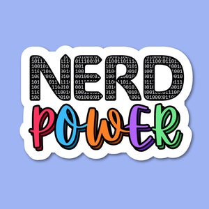 Könnte beinhalten: Ein weißer Aufkleber mit einer bunten Grafik, auf der in einer verspielten Schrift "NERD POWER" steht. Das Wort "NERD" ist mit schwarzem und weißem Binärcode gefüllt.